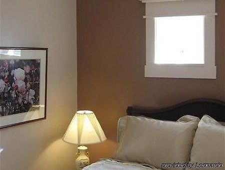 Plum Grove Inn 爱荷华 客房 照片